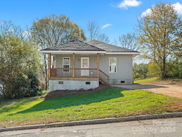 view of front of property featuring a porch and a front lawn