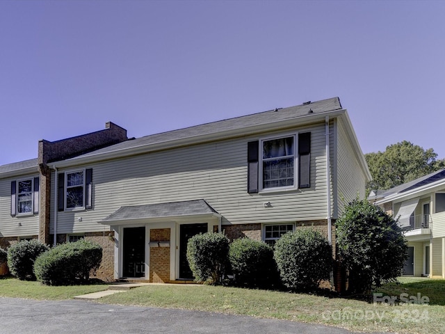 view of front of home with a front yard