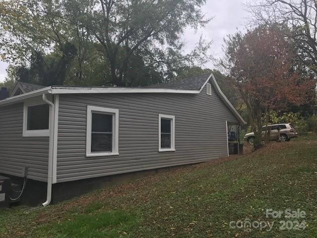 view of side of property featuring a yard