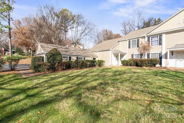 view of front of property featuring a front lawn