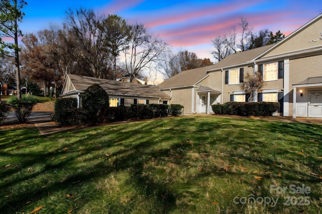 view of front of house featuring a yard