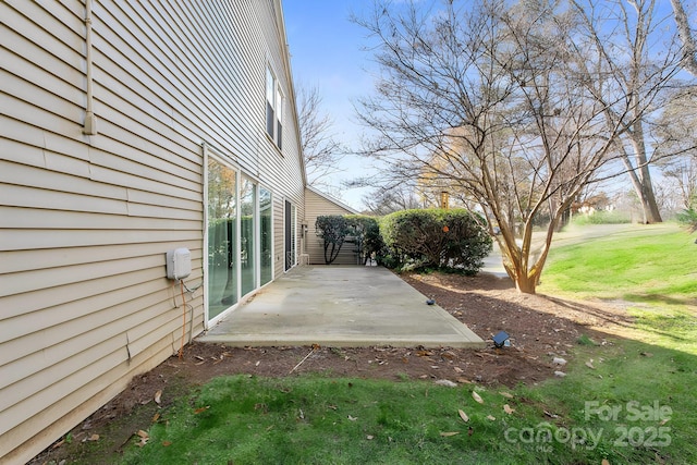 view of yard featuring a patio