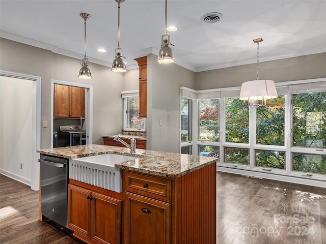 kitchen with decorative light fixtures, a kitchen island with sink, sink, and dark wood-type flooring