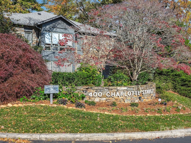 view of community / neighborhood sign