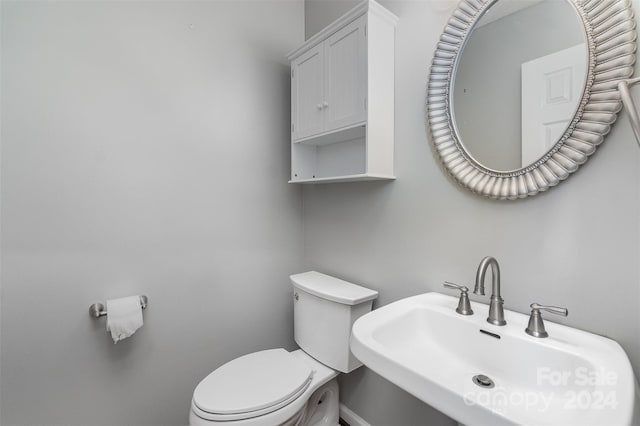 bathroom featuring toilet and sink