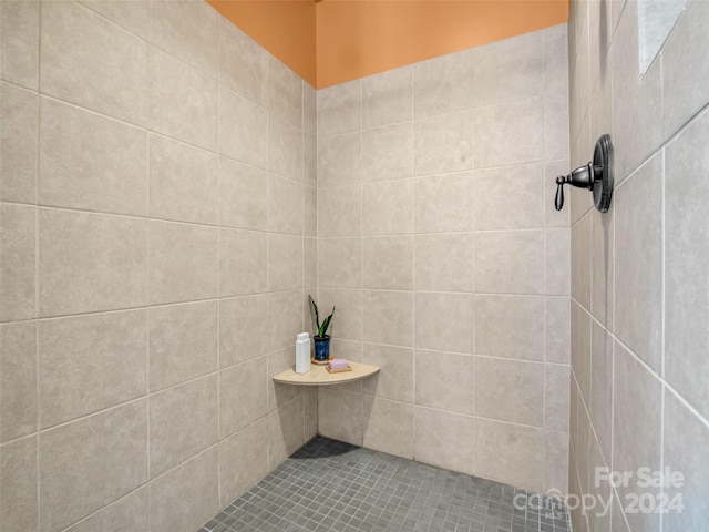 bathroom featuring tiled shower