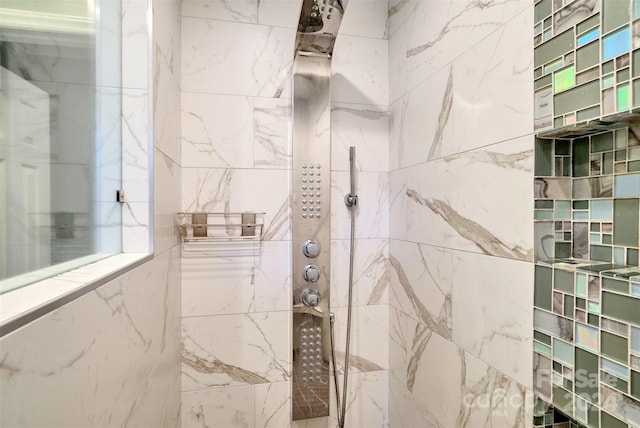 bathroom featuring a tile shower