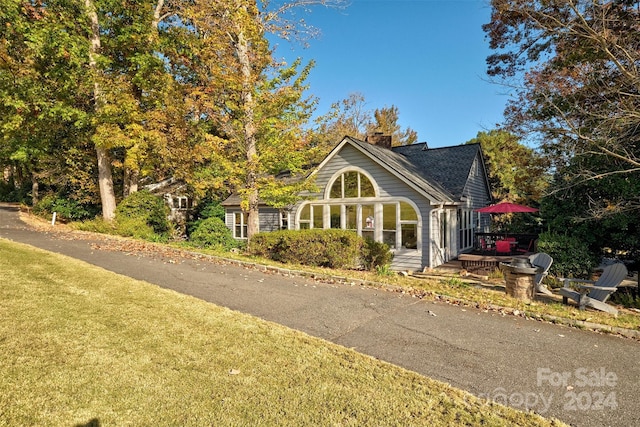 view of front of home with a front lawn