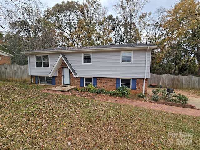 split foyer home featuring a front yard