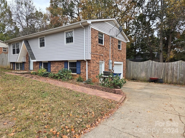 view of front of home featuring a front yard and a garage