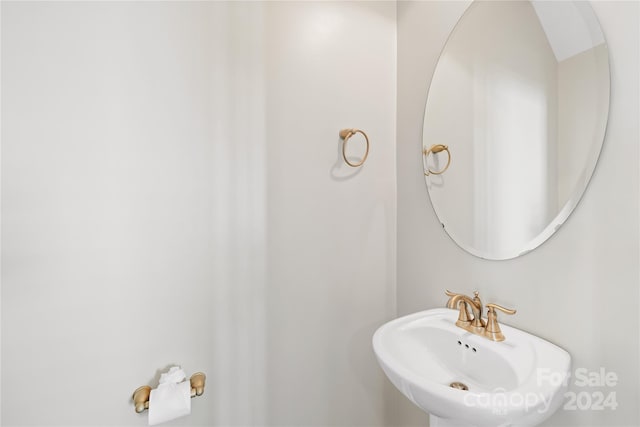 bathroom featuring sink