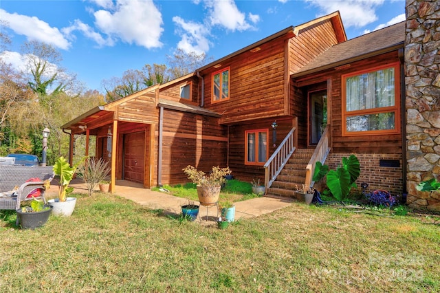 view of front of property featuring a front yard and a garage