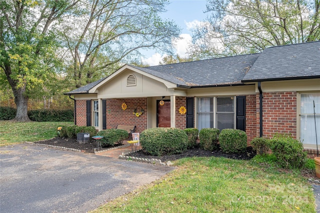 ranch-style home featuring a front lawn