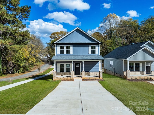 view of front of property featuring a porch and a front yard