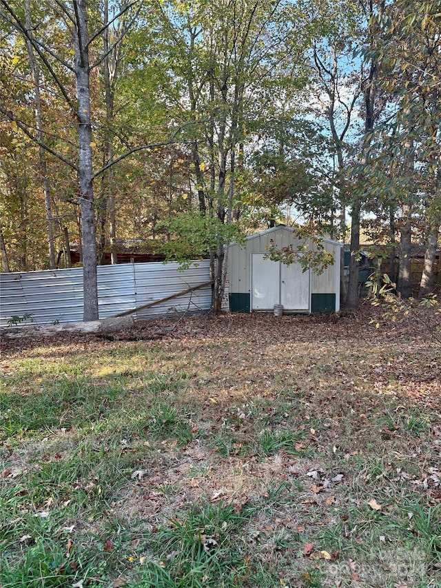 view of yard featuring a storage shed