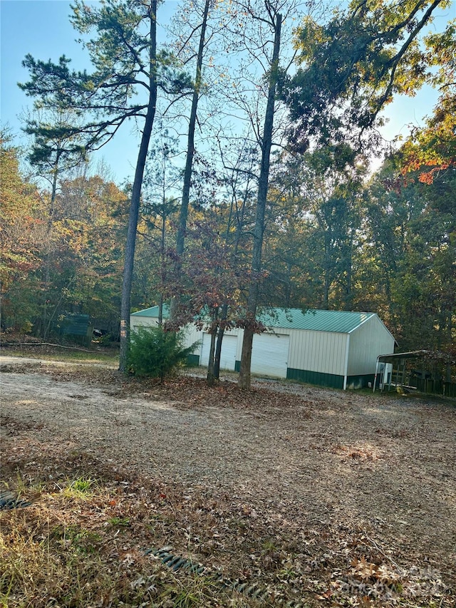 view of yard featuring an outdoor structure