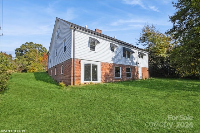 view of front of property featuring a front yard