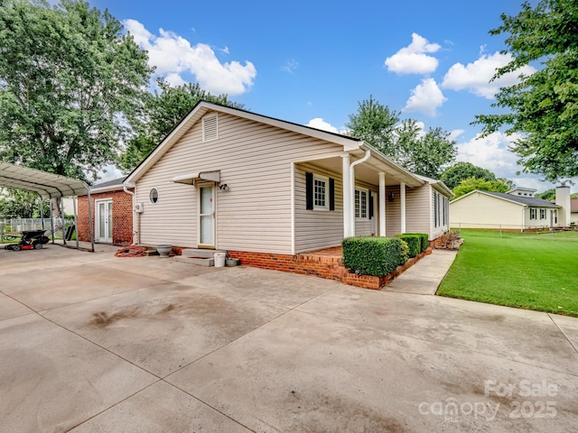 view of front facade featuring a front yard and a carport