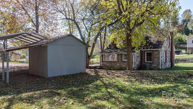 view of yard with a shed