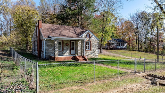 view of front of home featuring a front lawn