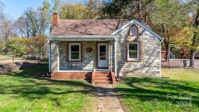 view of front facade featuring a front yard