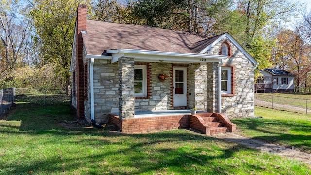 view of front of home featuring a front lawn