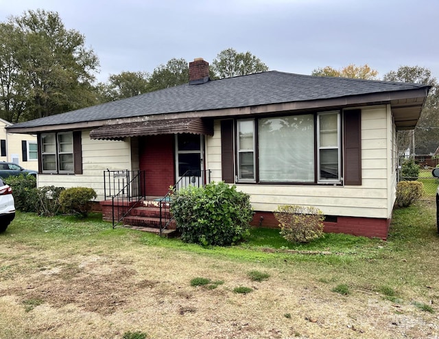 view of front facade featuring a front lawn