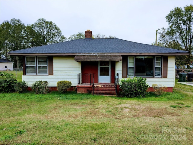 single story home with a front yard