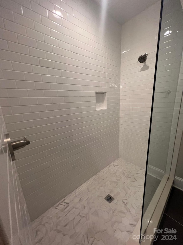 bathroom featuring a tile shower