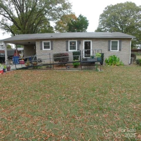 view of front of property featuring a front lawn