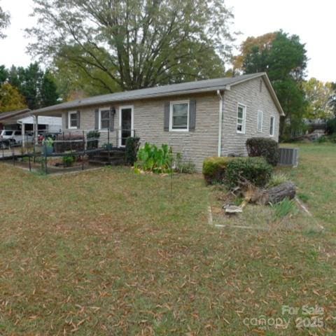 view of front of home with a front lawn