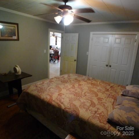 bedroom featuring ceiling fan, ornamental molding, and a closet