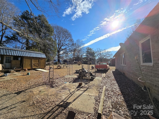 view of yard with a shed