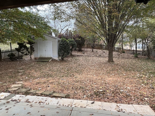 view of yard with a storage unit