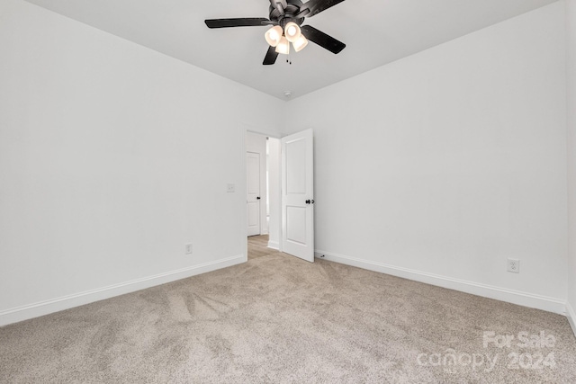 carpeted empty room featuring ceiling fan