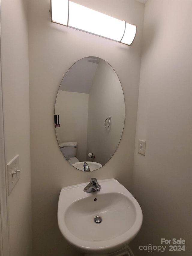 bathroom featuring toilet and sink