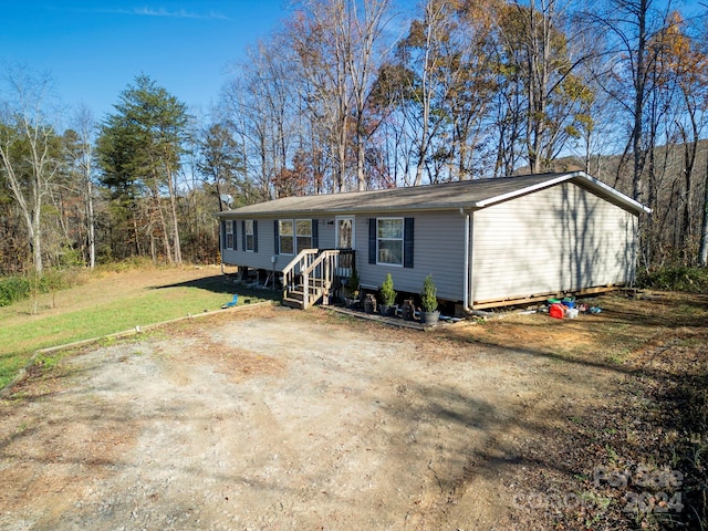 view of front of house featuring a front lawn