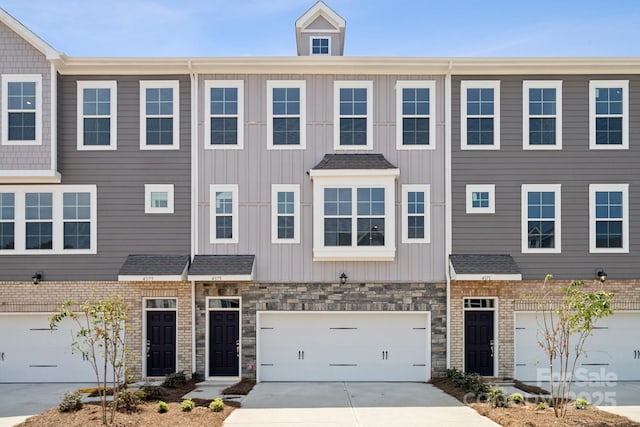 townhome / multi-family property featuring a garage