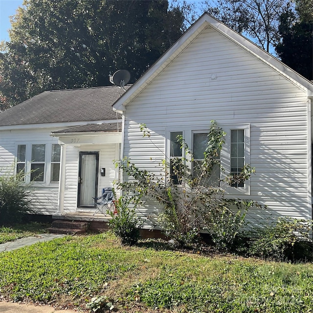 view of front of home featuring a front lawn