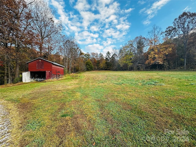 view of yard with an outbuilding