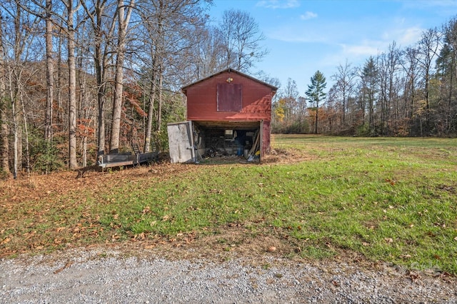 view of yard with an outdoor structure