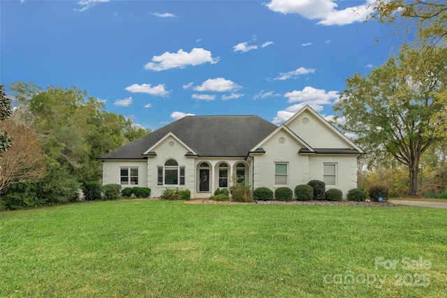 view of front of home featuring a front lawn