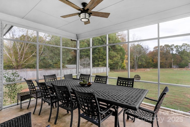 sunroom with ceiling fan