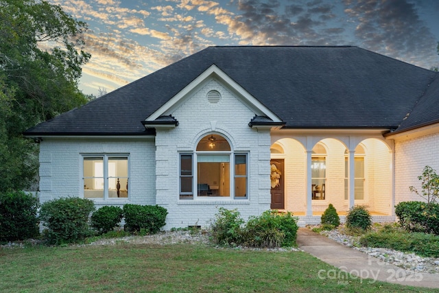 view of front of property featuring a lawn