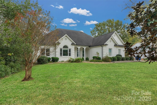 view of front of property featuring a front lawn