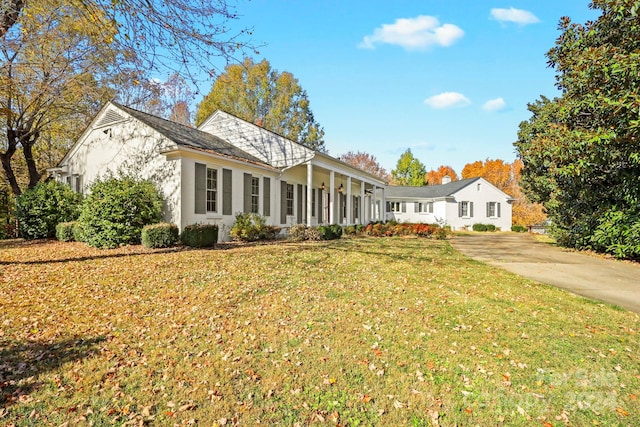 ranch-style house featuring a front yard