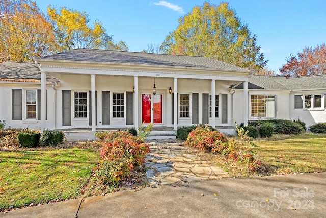 view of front of property with a front lawn