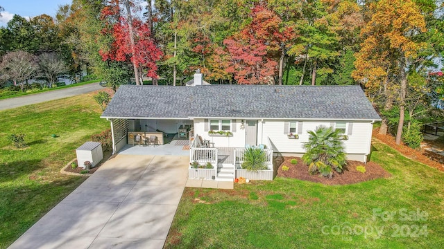 view of front of house featuring a front lawn and a carport