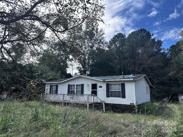 manufactured / mobile home featuring a wooden deck