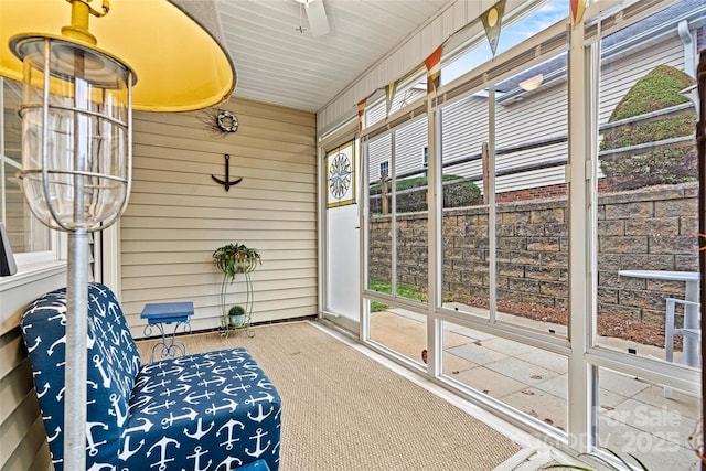 sunroom with ceiling fan